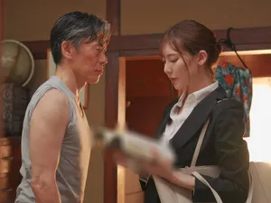Người mẫu trẻ hàng đầu mới nổi đã bị anh chàng xăm hình tàn phá. Cô ấy có một thân hình gợi cảm và một cái "của quý" lớn trong tư thế quan hệ 69 bằng miệng, và để cho anh chàng liếm lồn mình. Cô ấy bị tàn phá ở nhiều tư thế và biểu cảm của cô ấy thật là dâm đãng...